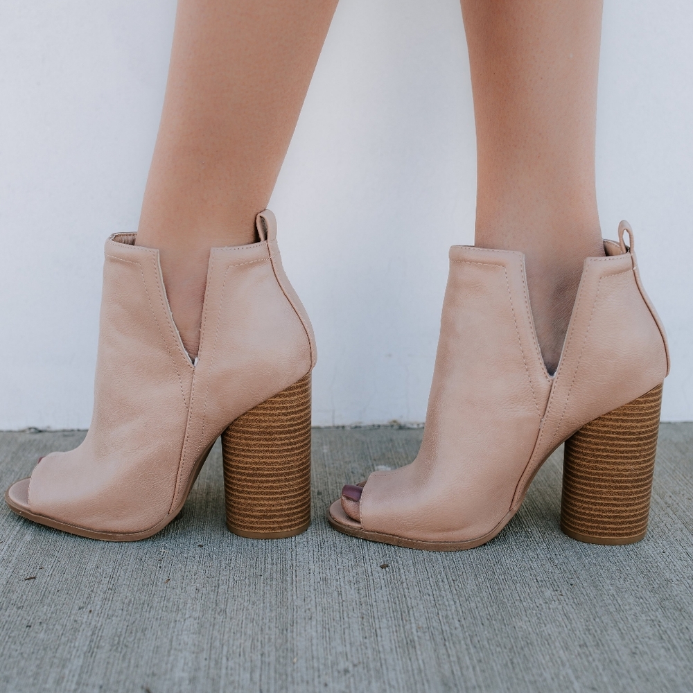 *NEW* VICI Duffy Peep Toe Bootie - Size 8